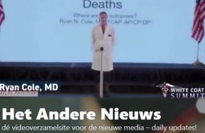 Dr. Ryan Cole toont ​​prikschade bij autopsies – Engels gesproken